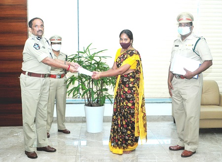 హోంగార్డ్ కుటుంబానికి ఆర్థిక సాయం