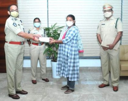 హోంగార్డ్ కుటుంబానికి రూ.5 లక్షల చెక్కు అందజేత
