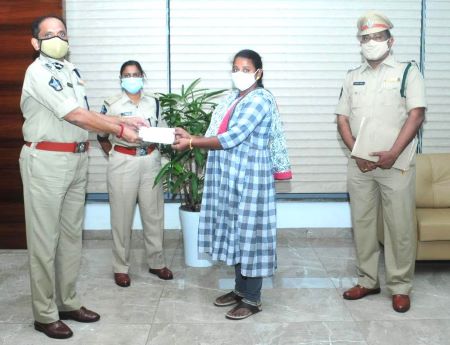 హోంగార్డ్ కుటుంబానికి రూ.5 లక్షల చెక్కు అందజేత