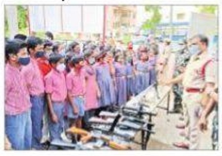 పోలీస్ స్టేషన్‌లో విద్యార్థులకు ఓపెన్ హౌస్