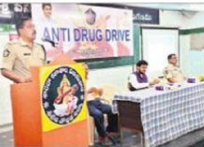బంగారు భవిష్యత్ నాశనం చేసుకోవద్దు