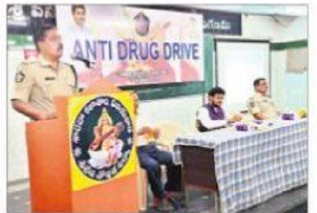 బంగారు భవిష్యత్ నాశనం చేసుకోవద్దు