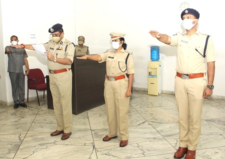 రాజ్యాంగ దినోత్సవ ప్రతిజ్ఞ చేయించిన సీపీ