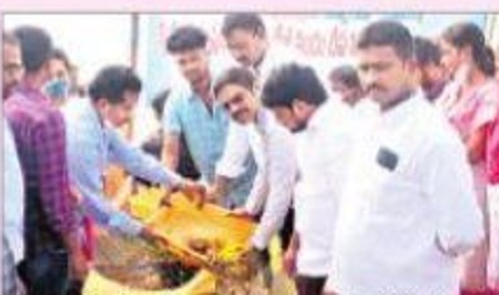 నదిలోకి 2 లక్షల చేప పిల్లలు
