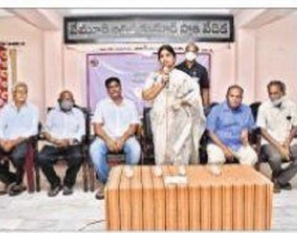 పుస్తక పఠనం అలవాటు చేసుకోవాలి