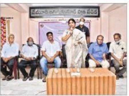 పుస్తక పఠనం అలవాటు చేసుకోవాలి