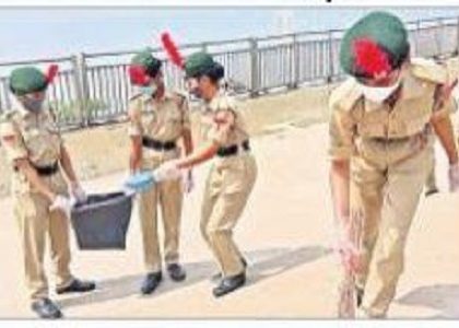భవానీ ఘాట్‌ను శుభ్రం చేసిన ఎన్‌సీసీ విద్యార్థినులు