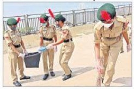 భవానీ ఘాట్‌ను శుభ్రం చేసిన ఎన్‌సీసీ విద్యార్థినులు