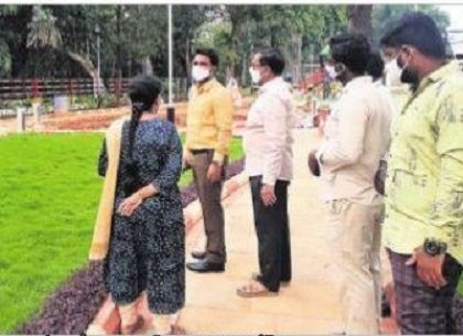 పార్కు ఆధునికీకరణ పనుల పరిశీలన