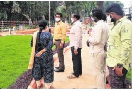 పార్కు ఆధునికీకరణ పనుల పరిశీలన