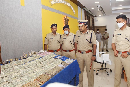 పనిచేస్తున్న సంస్థకే కన్నం