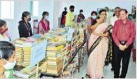 మనిషిని సన్మార్గంలో నడిపేది పుస్తకమే