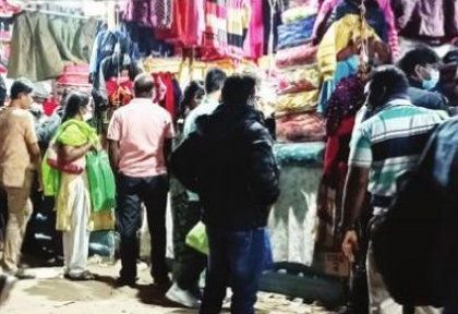 నగరంలో ఉన్నిదుస్తుల సందడి