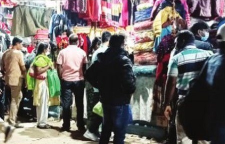 నగరంలో ఉన్నిదుస్తుల సందడి