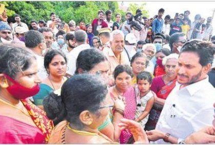 బాధితులకు బాసట