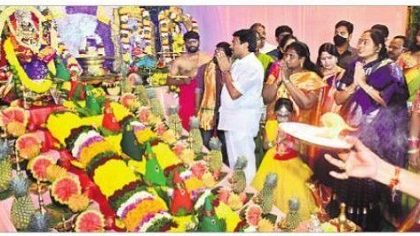 అమ్మవారి పూజలో మంత్రులు