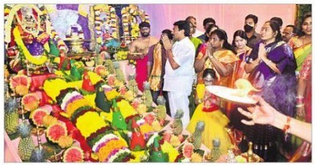 అమ్మవారి పూజలో మంత్రులు