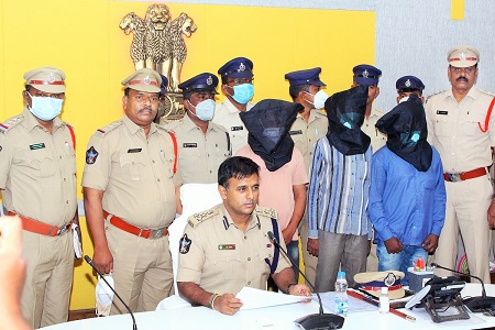పగలు రెక్కీ.. రాత్రి లూటీ