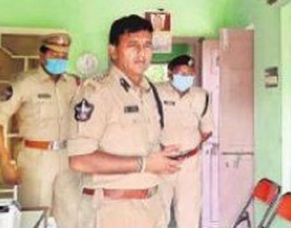 స్టేషన్లలో సీపీ ఆకస్మిక తనిఖీలు
