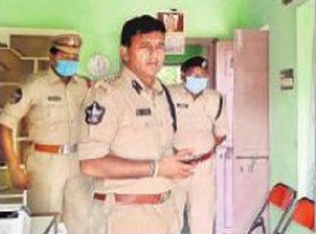 స్టేషన్లలో సీపీ ఆకస్మిక తనిఖీలు
