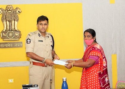 పోలీసు కుటుంబాలకు చెక్కులు పంపిణీ