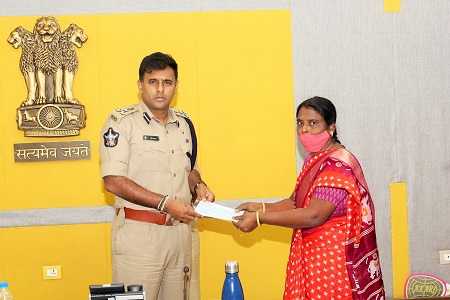 పోలీసు కుటుంబాలకు చెక్కులు పంపిణీ