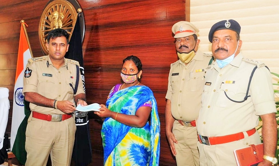 హోంగార్డు కుటుంబానికి రూ.10 లక్షల చెక్కు