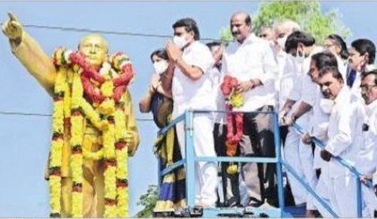 అంబేద్కర్‌కు ఘన నివాళి