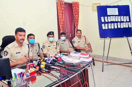 చోరీ కేసులో నిందితుల అరెస్ట్