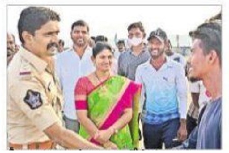 చదువుతోపాటు క్రీడల్లోనూ రాణించాలి