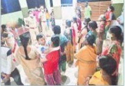 నున్న గ్రామంలో చెడ్డీగ్యాంగ్ ఫోటోల ప్రదర్శన