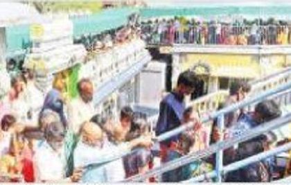 ఇంద్రకీలాద్రికి తరలివచ్చిన భక్తజనం