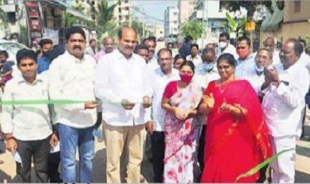 రాజకీయాలకతీతంగా అభివృద్ధి పనులు
