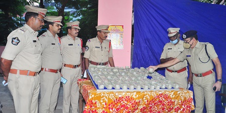 రూ.1.64 కోట్లతో పరారైన నిందితుల అరెస్టు