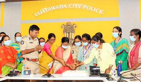 మహిళా పోలీసుల పాత్ర ఎనలేనిది