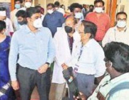 కోవిడ్ కేర్ సెంటర్‌ను పరిశీలించిన కలెక్టర్