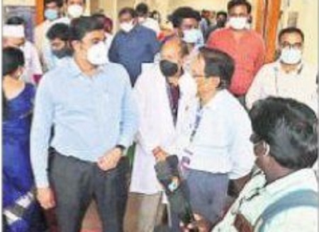 కోవిడ్ కేర్ సెంటర్‌ను పరిశీలించిన కలెక్టర్