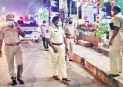 ఫుట్ పాత్ పై ఆక్రమణల తొలిగింపు