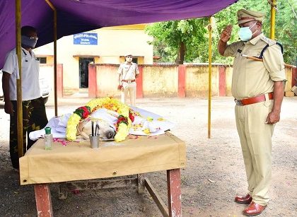 డాలీకి అధికార లాంఛనాలతో అంత్యక్రియలు