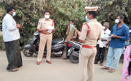 కర్ఫ్యూ ఆంక్షల ఉల్లంఘనలపై కేసులు