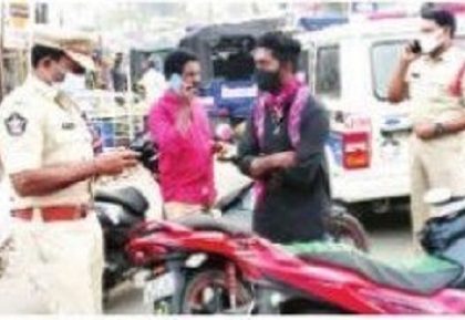 కర్ఫ్యూ ఆంక్షల ఉల్లం'ఘనుల'పై కేసులు