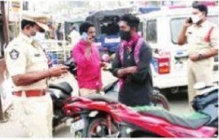 కర్ఫ్యూ ఆంక్షల ఉల్లం'ఘనుల'పై కేసులు
