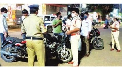 కర్ఫ్యూ ఆంక్షల ఉల్లంఘనలపై కేసులు