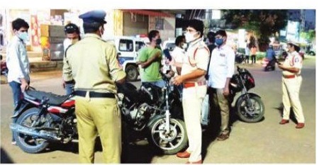 కర్ఫ్యూ ఆంక్షల ఉల్లంఘనలపై కేసులు