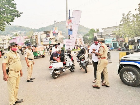 కర్ఫ్యూ ఆంక్షలు ఉల్లంఘనలపై కేసులు
