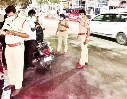 కర్ఫ్యూ ఆంక్షల ఉల్లం'ఘనుల'పై కేసులు