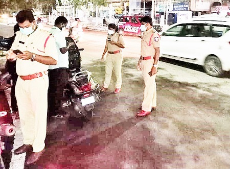కర్ఫ్యూ ఆంక్షల ఉల్లం'ఘనుల'పై కేసులు