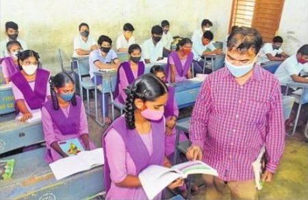 స్కూళ్లను కాదని ఆన్‌లైన్‌కు వెళితే..  చదువుకు చెద!