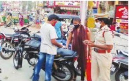కర్ఫ్యూ ఆంక్షల ఉల్లంఘనపై కేసులు నమోదు