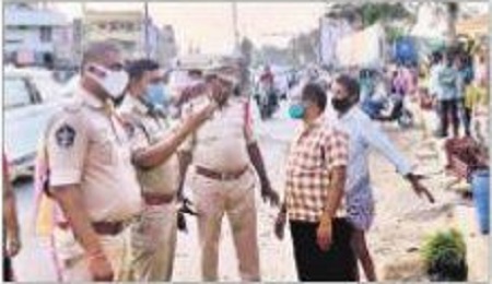 రోడ్డుపై వ్యాపారాలు చేస్తే చర్యలు